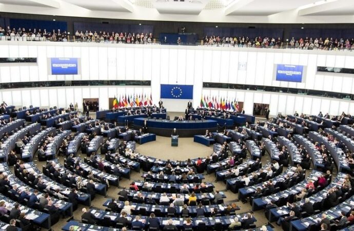 Il Parlamento Europeo denuncia la Commissione UE: non fa rispettare lo stato di diritto in Ungheria e Polonia