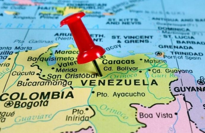 Venezuela, sindaco, appende cartelli sulle case dei positivi covid
