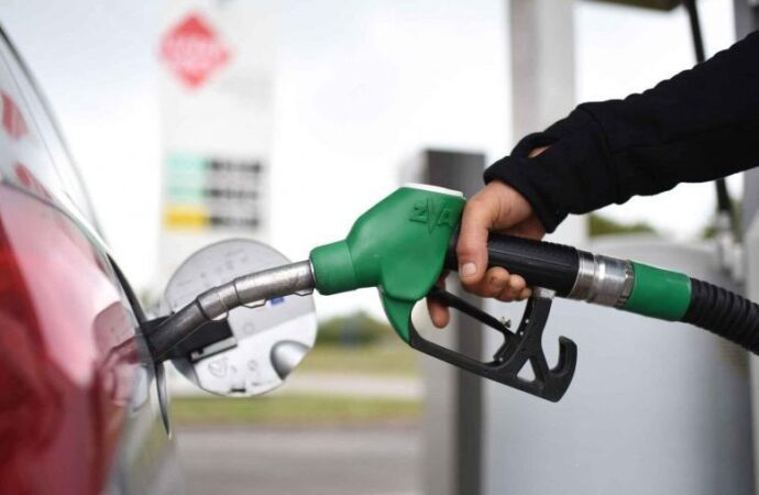 Italia, carburanti prezzi: benzina sale ancora, tonfo gasolio