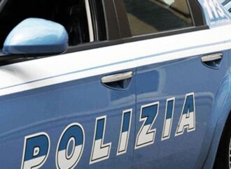 Milano, aggredisce passanti e polizia con coltello: ucciso