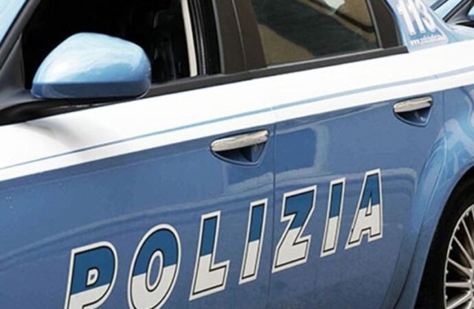 Milano, aggredisce passanti e polizia con coltello: ucciso