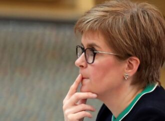 La premier scozzese denunciata perché girava senza mascherina