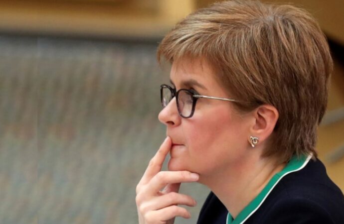 La premier scozzese denunciata perché girava senza mascherina