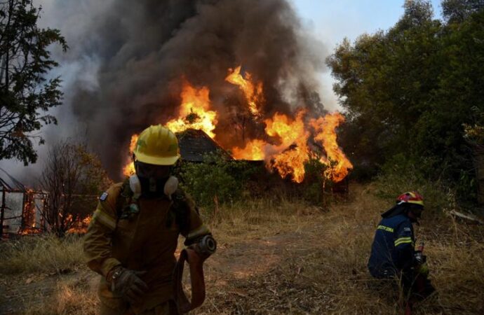 Grecia, incendi e scosse, ‘storica’ ondata di caldo