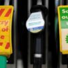 Regno Unito, previsto calo prezzi benzina dopo livelli record