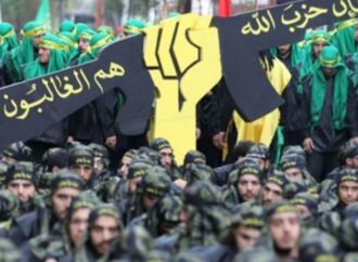 Libano, Hezbollah mostra i muscoli: “Abbiamo 100.000 combattenti addestrati”