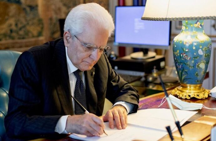 Incidenti su lavoro, Mattarella: “Una ferita sociale, rispettare la Costituzione”