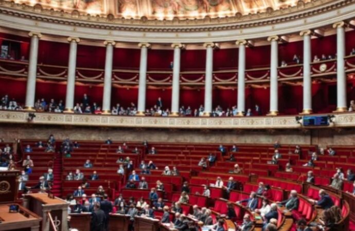 Francia, Parlamento: Green pass esteso fino al 31 luglio