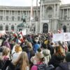 Austria, proteste migliaia di persone in piazza contro lockdown