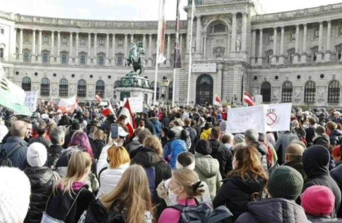 Austria, proteste migliaia di persone in piazza contro lockdown