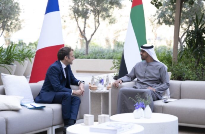 Macron negli Emirati Arabi Uniti, la Francia vende 80 caccia Rafale