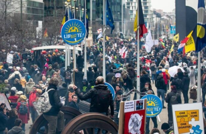 Bruxelles, in 50.000 in strada contro le misure anticovid