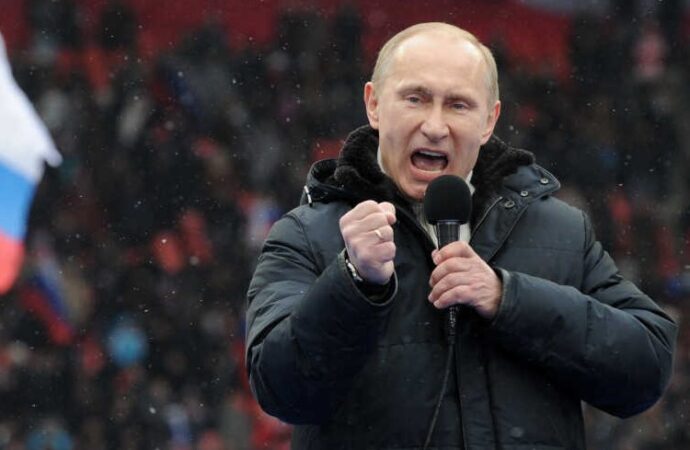 A Mosca, Putin esalta la guerra, Zelenskyy lo esorta trattare