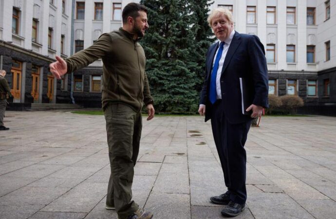 Johnson visita a sorpresa a Kiev incontra Zelensky