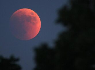 Luna rossa, l’eclissi totale: orari e dove vederla questa notte