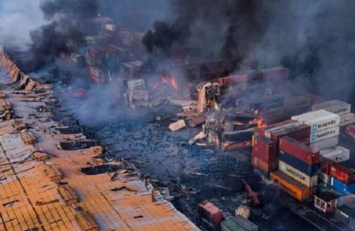 Bangladesh, esplosione in deposito container: 49 morti e oltre 300 ustionati
