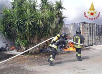 Roma, grave incendio minaccia intero quartiere, esplose bombole gpl