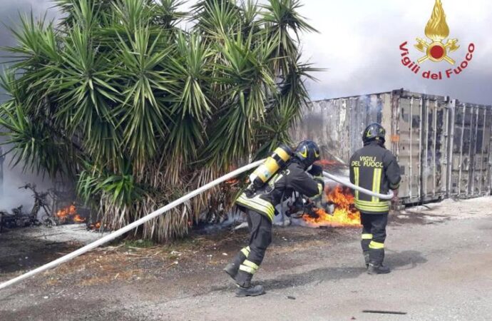 Roma, grave incendio minaccia intero quartiere, esplose bombole gpl