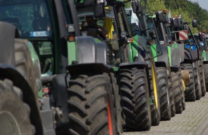 Olanda: gli agricoltori continuano a scaricare concime sulle strade