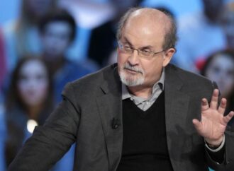 Salman Rushdie aggredito a New York: “Ha ferita da taglio al collo”