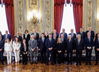 Italia, il governo Meloni in carica dopo il giuramento al Quirinale