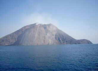 Stromboli, allerta per vulcano: “Non uscite di casa”