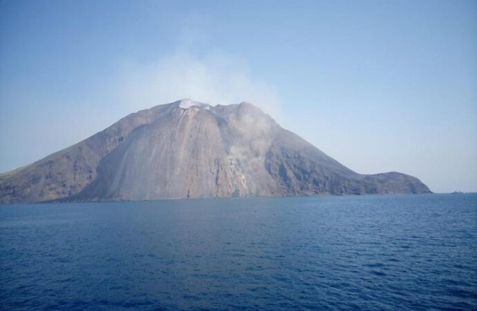 Stromboli, allerta per vulcano: “Non uscite di casa”