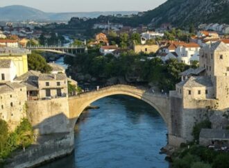 La Bosnia ricorda la distruzione del Ponte di Mostar, simbolo della guerra civile