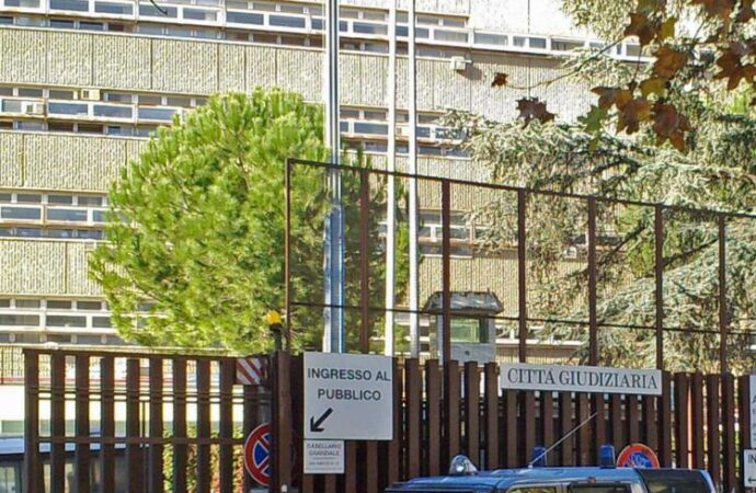 Roma, prende la pensione del padre morto per oltre 113mila euro: condannata