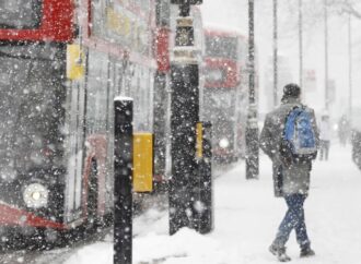 Londra, caos negli aeroporti a causa della neve