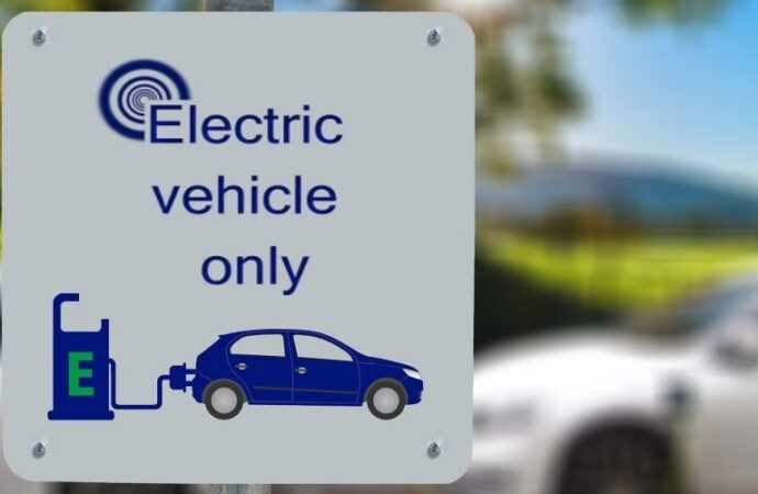 Praga punta sulle lampade “intelligenti” per ricaricare anche l’auto elettrica