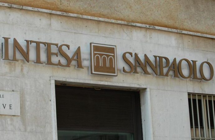 Intesa Sanpaolo, settimana di 4 giorni e smart working senza limiti mensili