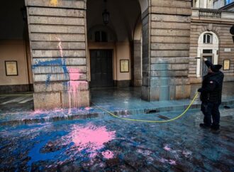 Milano: Teatro alla Scala imbrattato di vernice, denunciati 5 attivisti