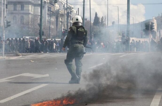 Scontri tra polizia e manifestanti ad Atene e Salonicco