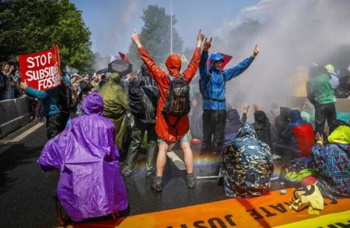 Paesi Bassi, protesta di Extinction Rebellion, fermati 1.500 attivisti