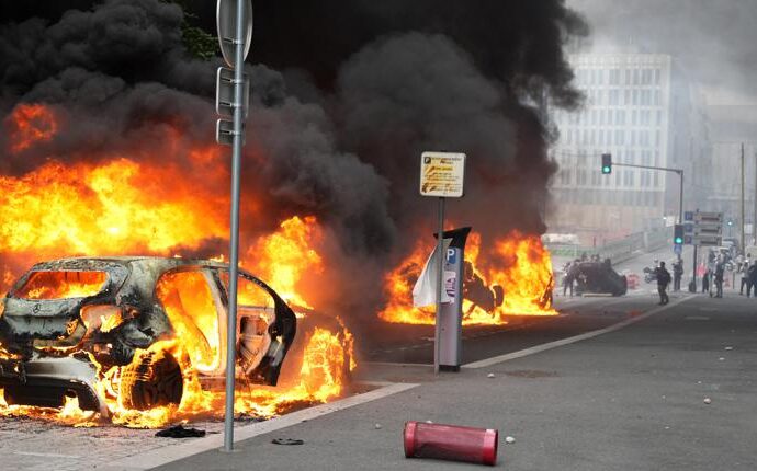 Francia, nuovi scontri a Nanterre: diversi agenti feriti