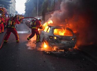 Francia, notte di disordini a Nanterre dopo l’uccisione di un 17enne