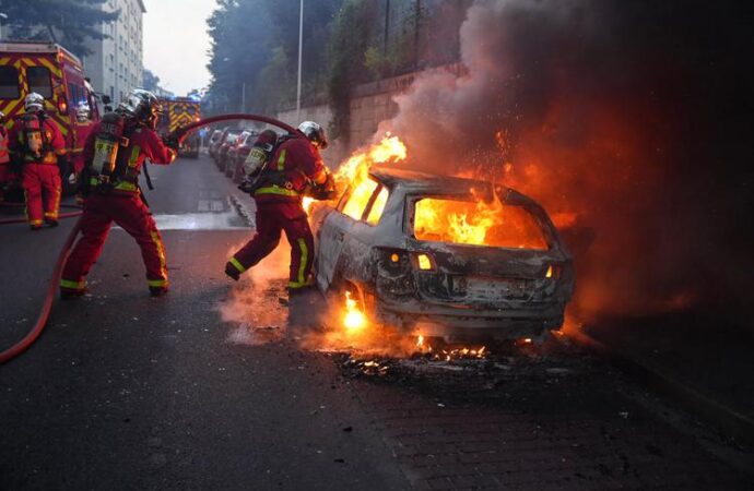 Francia, notte di disordini a Nanterre dopo l’uccisione di un 17enne