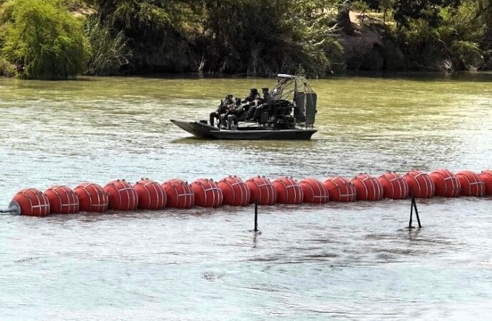 Messico recuperati 2 corpi dal Rio Grande, uno vicino a una barriera galleggiante