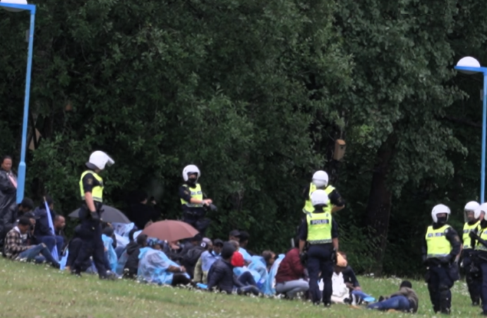 Svezia, rivolta a Järva: la polizia ferma i manifestanti al confine