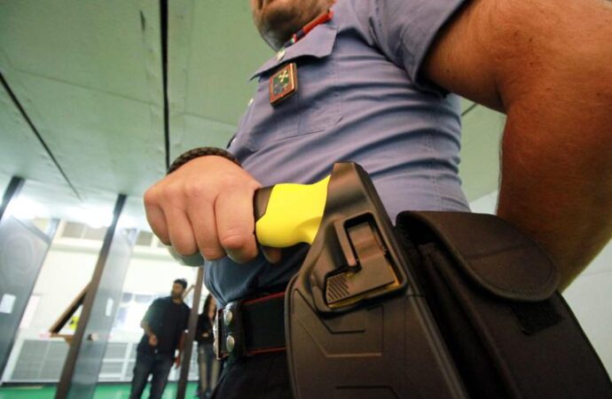 Chieti, 35enne nudo in strada viene bloccato con taser, muore poco dopo