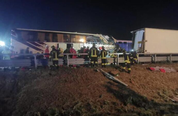 Incidente oggi A4, scontro tir-pullman: 3 feriti gravi