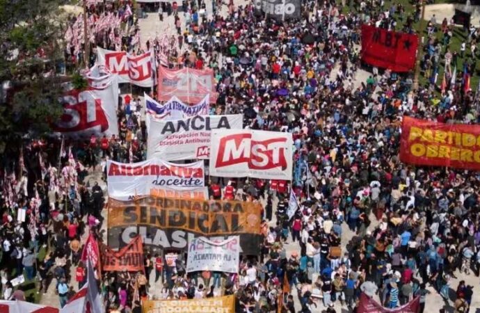 Argentina: proteste contro il decreto di deregolamentazione di Milei