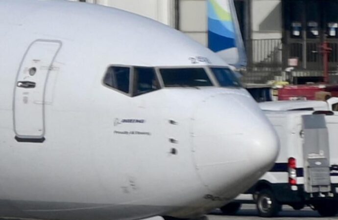 Boeing 737 Max 9 restano a terra, stop a tempo indefinito per garantire sicurezza