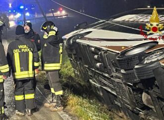 Bus con 79 turisti bosniaci a bordo si ribalta nel veneziano, oltre 30 feriti