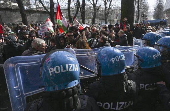 Cortei pro Palestina a Napoli e Torino, tensioni e feriti