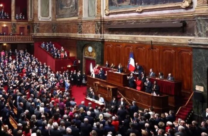 Francia: consultazioni di Macron per il governo tra polemiche e colpi di scena