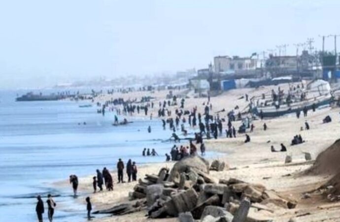 I coloni ebrei puntano sulla spiaggia di Gaza