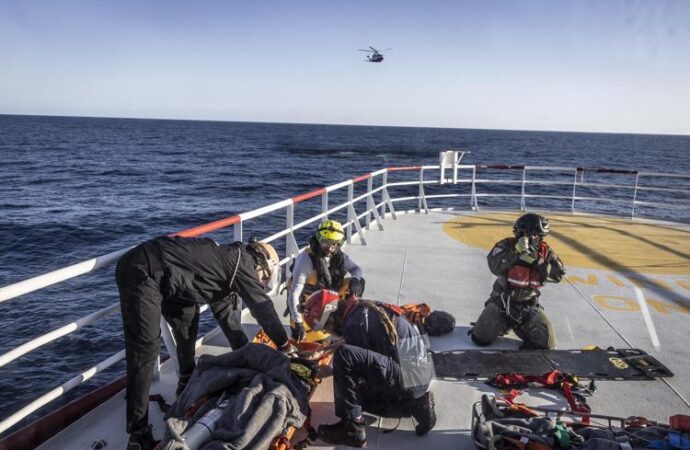 Migranti, Ocean Viking chiede ‘porto più vicino’: in 23 sbarcati a Catania per cure urgenti