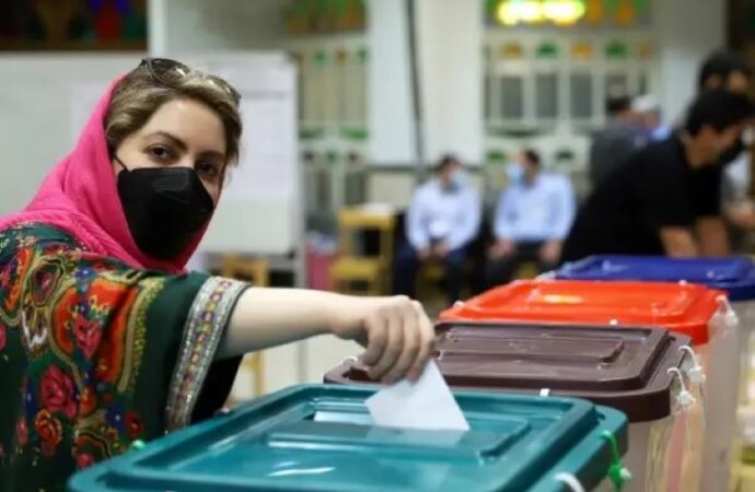 Iran, seggi aperti: duello tra conservatori o ribaltamento riformista?